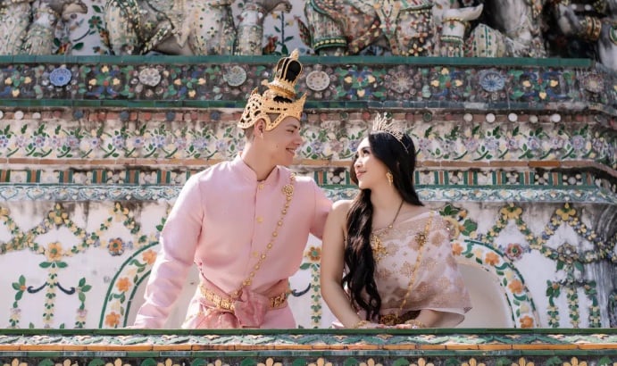 Servizio Fotografico al Wat Arun in Abiti Tradizionali